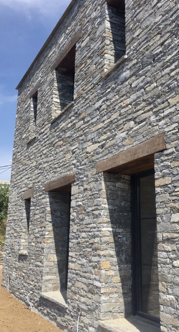 Comment réparer une façade en pierres naturelles ? Corse
