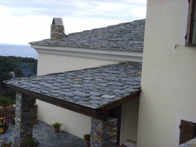 Quelle isolation thermique offre une toiture en pierres naturelles ? Corse
